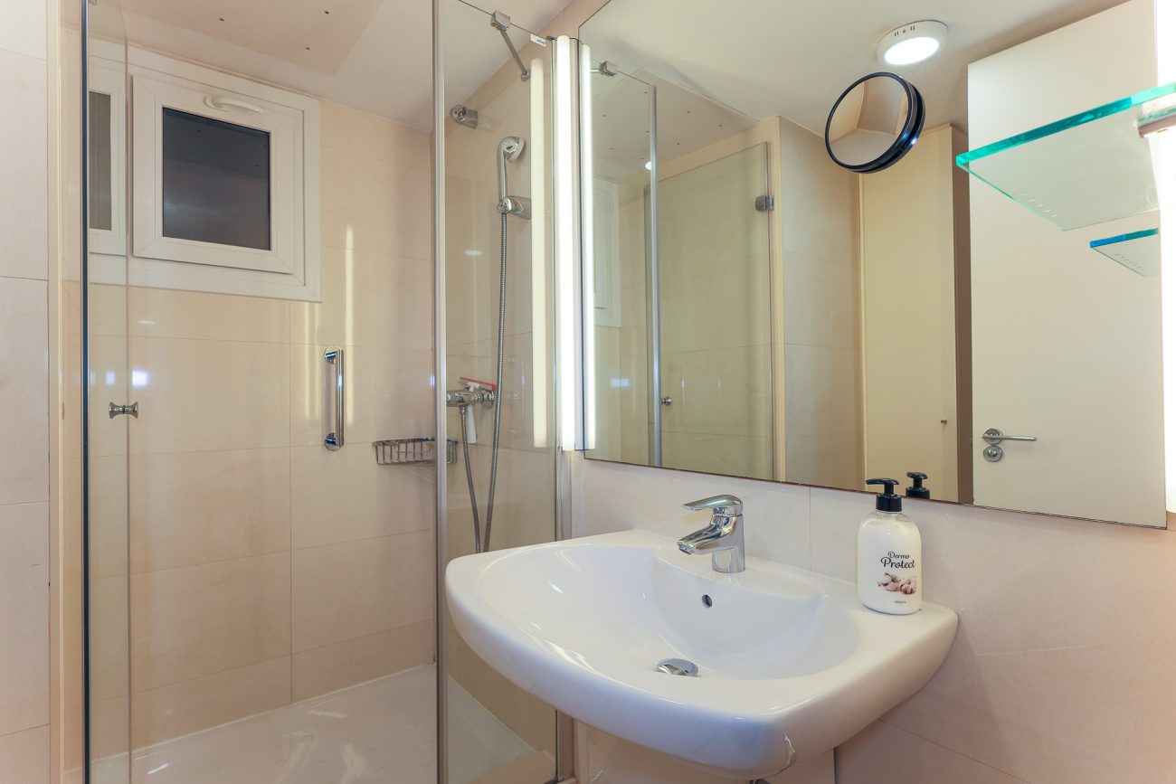 Apartment for sale on Enric Granados, Barcelona — bright, renovated and prime location
