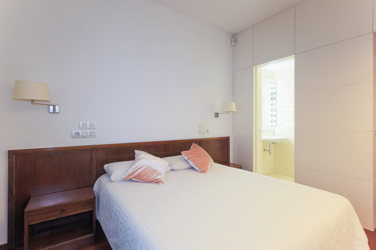 Apartment for sale on Enric Granados, Barcelona — bright, renovated and prime location