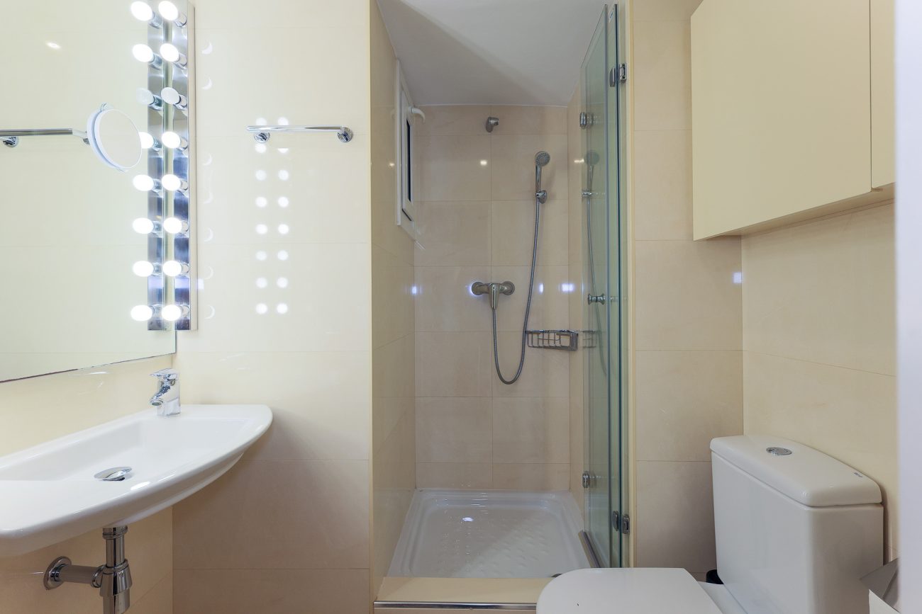 Apartment for sale on Enric Granados, Barcelona — bright, renovated and prime location