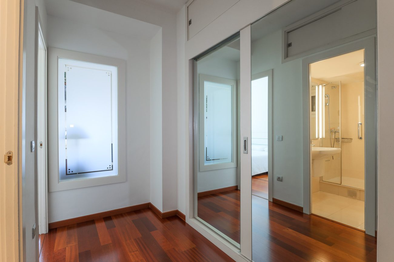 Apartment for sale on Enric Granados, Barcelona — bright, renovated and prime location