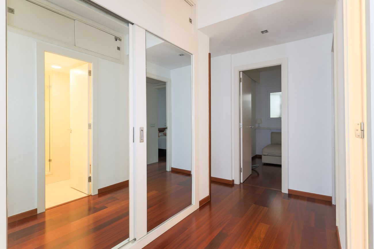 Apartment for sale on Enric Granados, Barcelona — bright, renovated and prime location