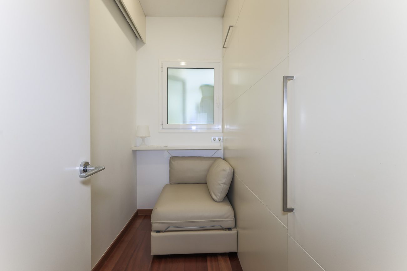Apartment for sale on Enric Granados, Barcelona — bright, renovated and prime location