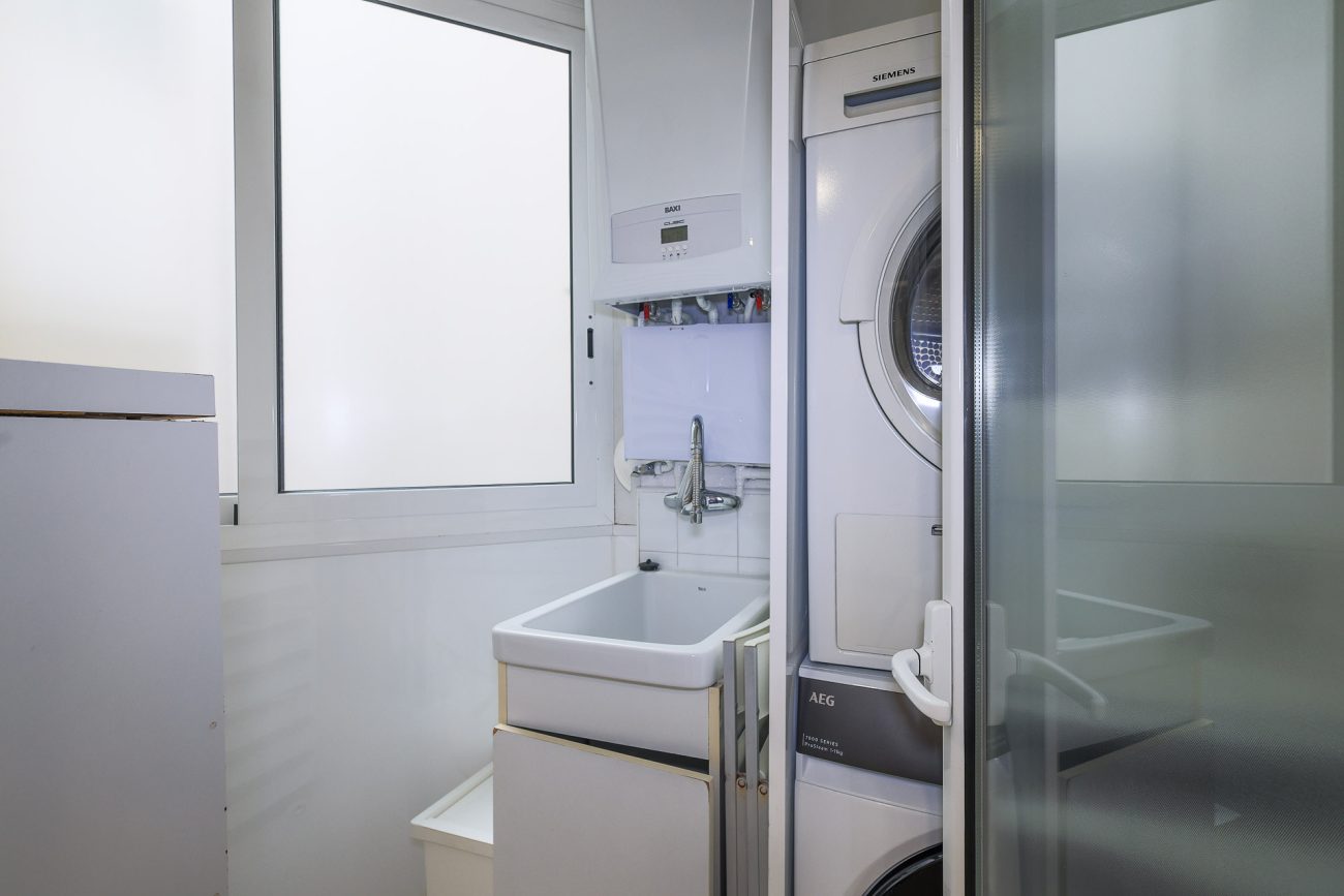 Apartment for sale on Enric Granados, Barcelona — bright, renovated and prime location