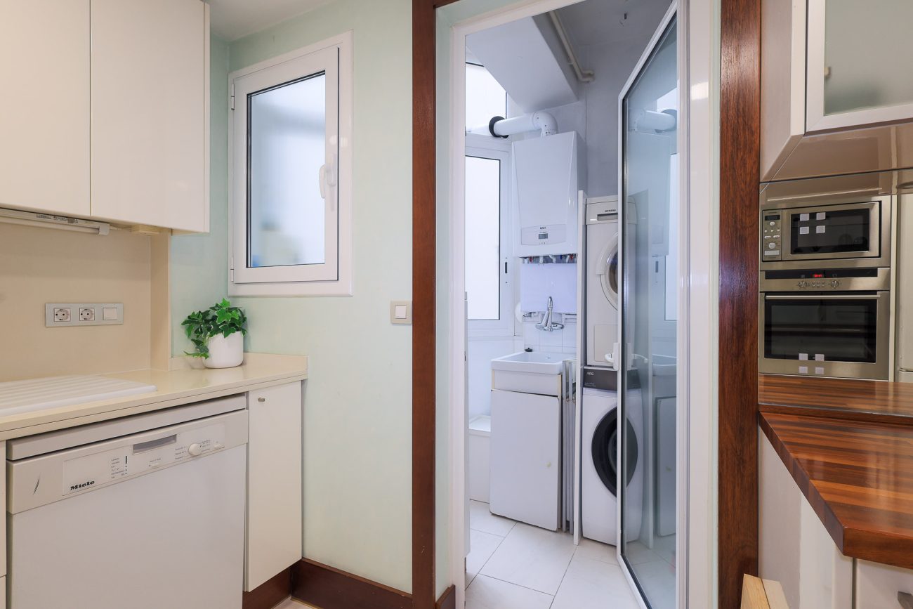 Apartment for sale on Enric Granados, Barcelona — bright, renovated and prime location