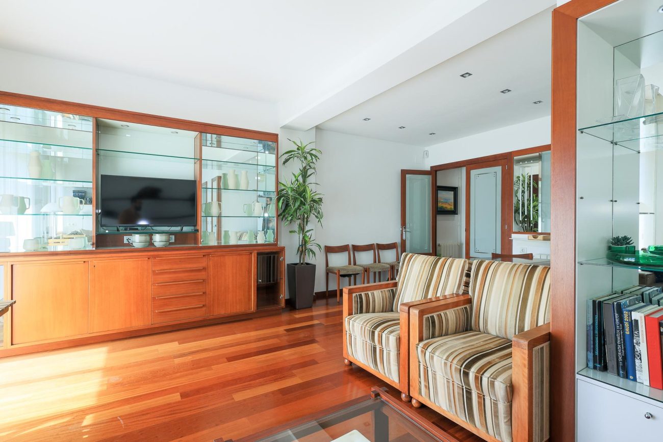 Apartment for sale on Enric Granados, Barcelona — bright, renovated and prime location