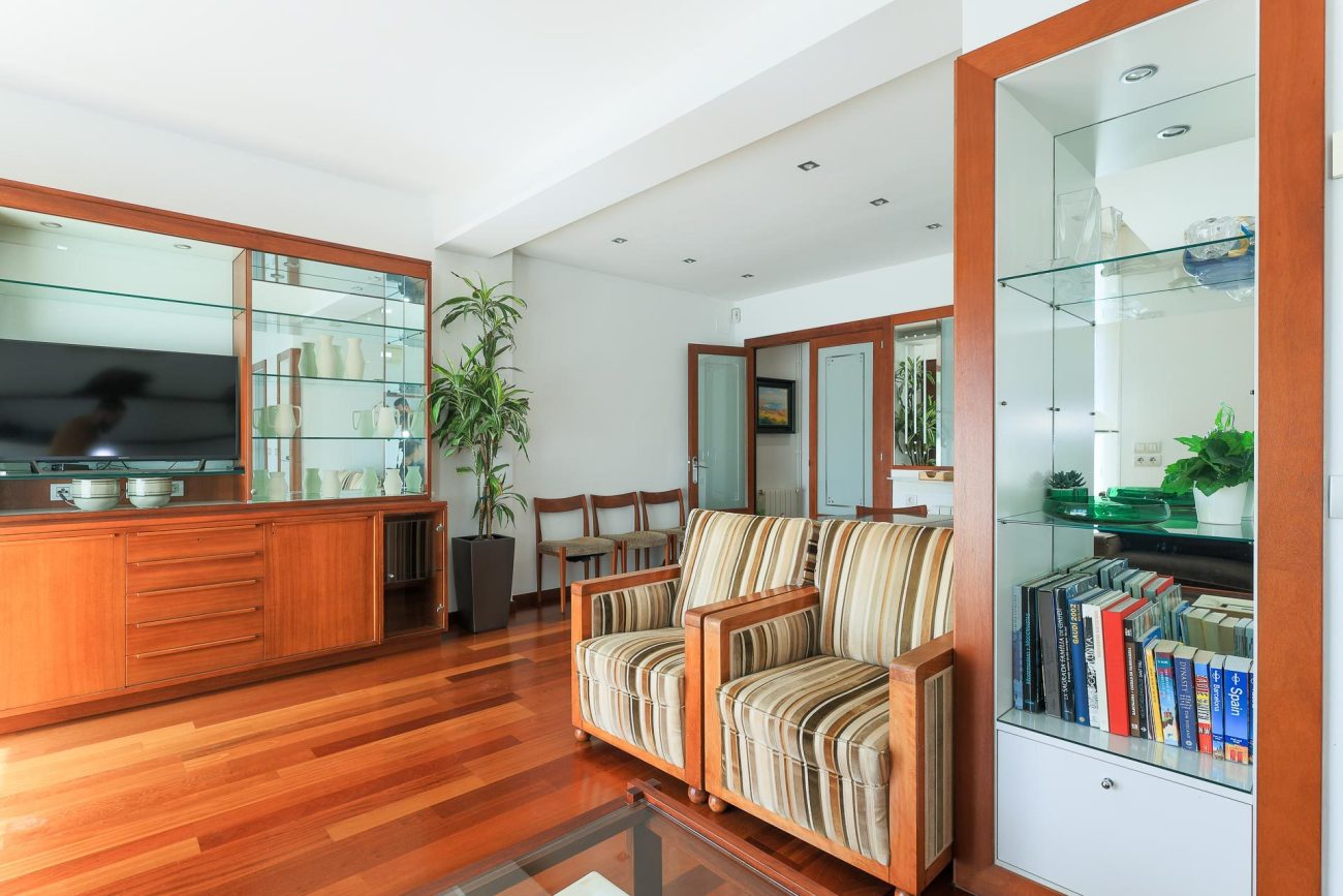 Apartment for sale on Enric Granados, Barcelona — bright, renovated and prime location