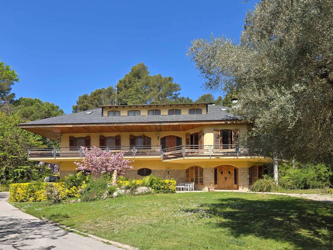 Luxury villa in Begues — unique estate with 6,000 m² plot and high investment potential