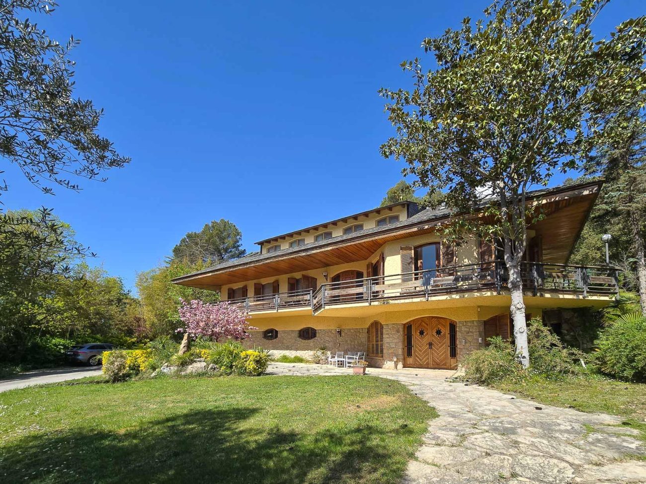 Luxury villa in Begues — unique estate with 6,000 m² plot and high investment potential