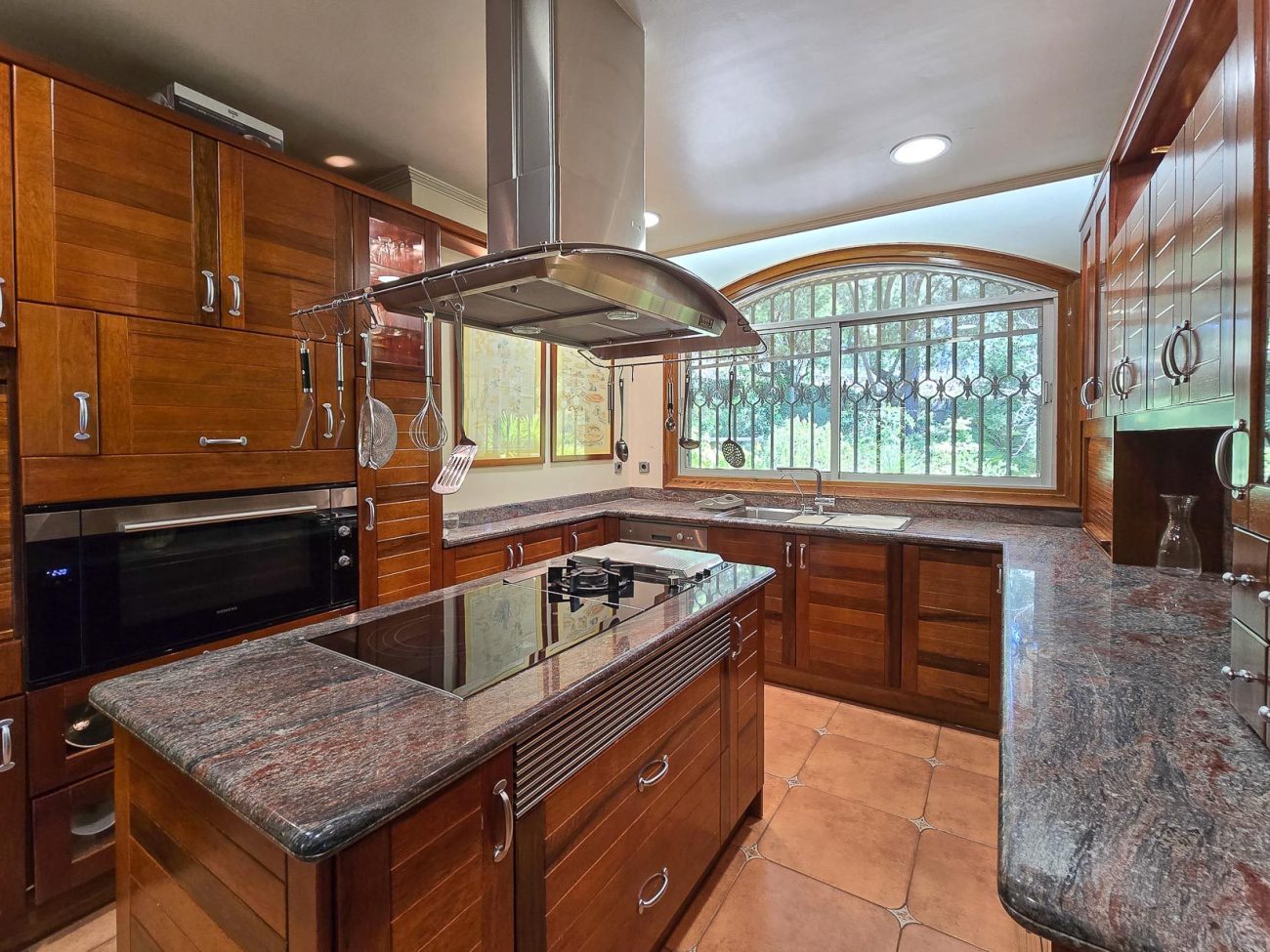 Luxury villa in Begues — unique estate with 6,000 m² plot and high investment potential