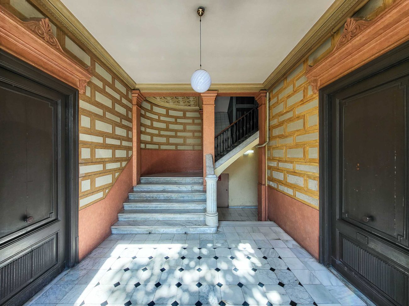 Luxury period property for sale in El Born, Barcelona: prime renovation opportunity on Marquès de l'Argentera