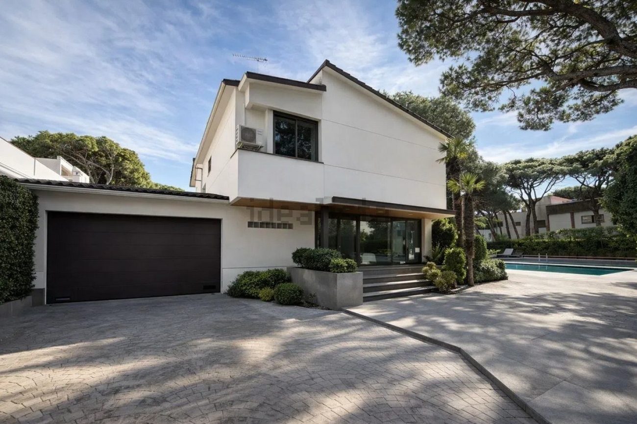 Villa for rent in Castelldefels Playa — second line to the sea with garden, pool and sauna