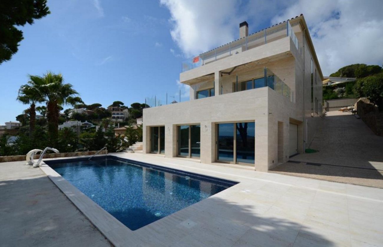 Stunning new home with views in Calonge