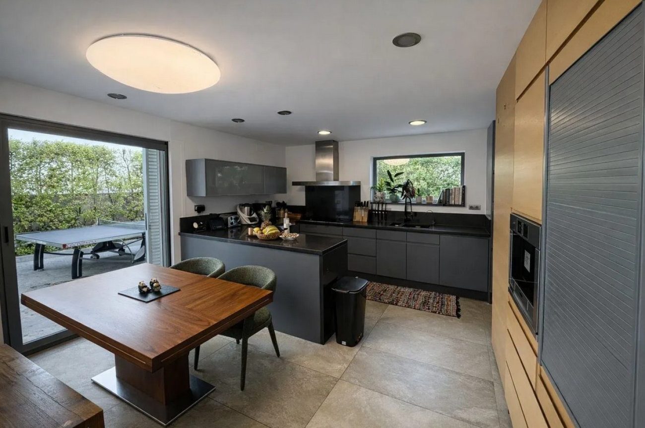 Villa for rent in Castelldefels Playa — second line to the sea with garden, pool and sauna