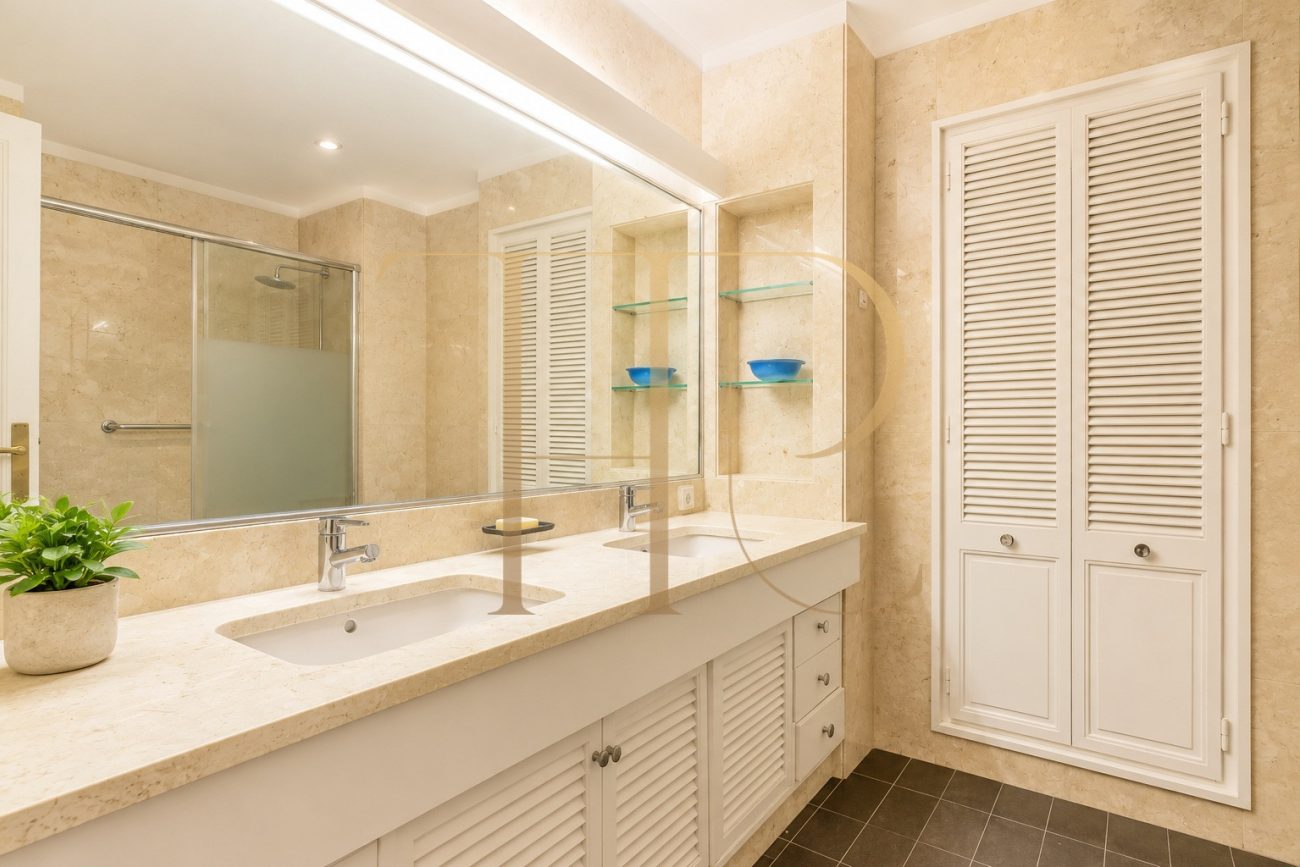 Exclusive 470 sqm Stately Apartment with Turó Park Views