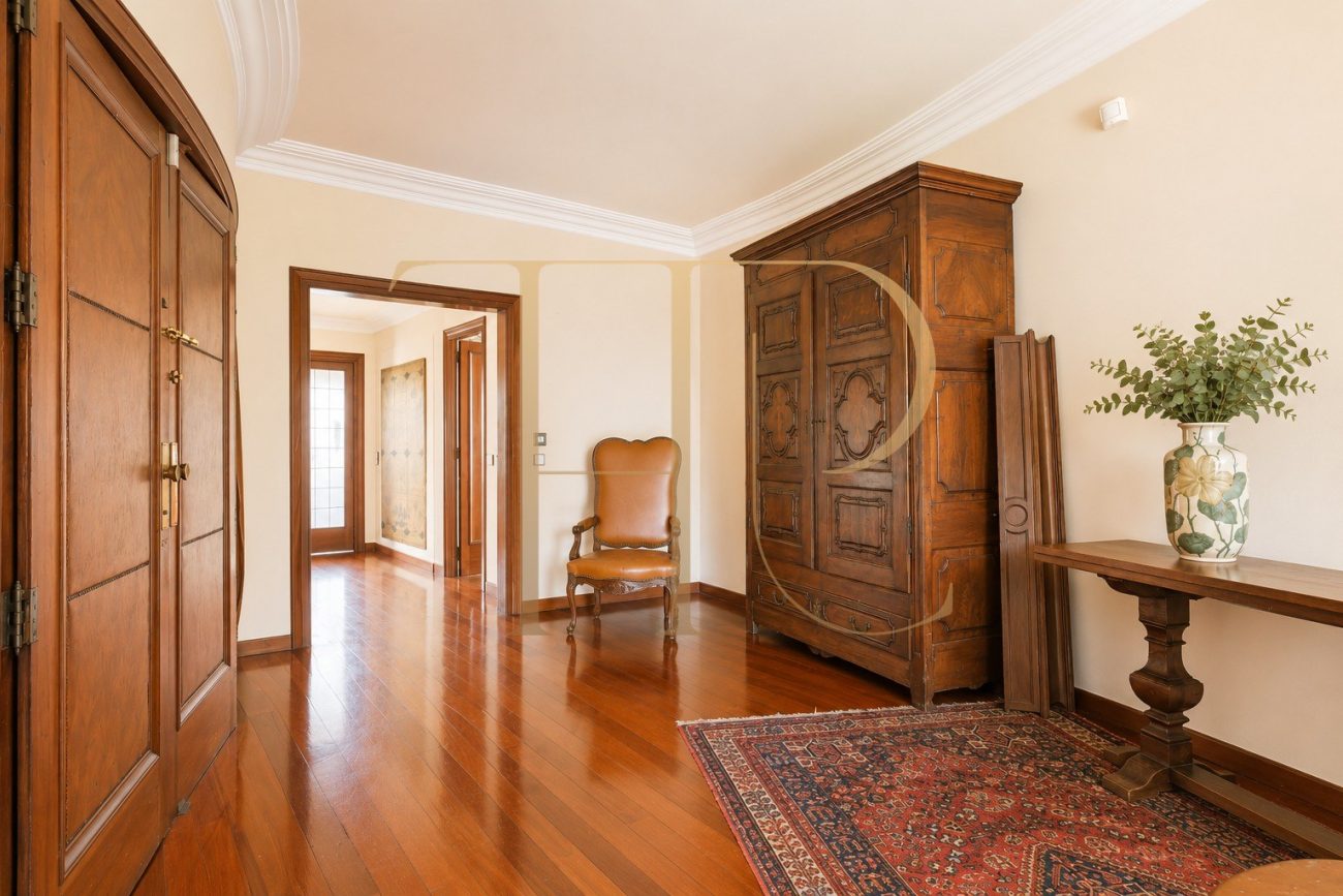 Exclusive 470 sqm Stately Apartment with Turó Park Views