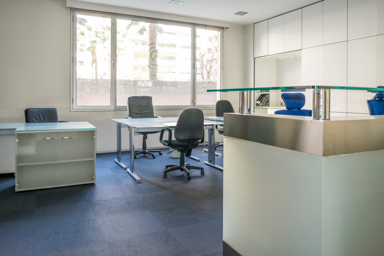 Funcional office on one of the main streets of Barcelona