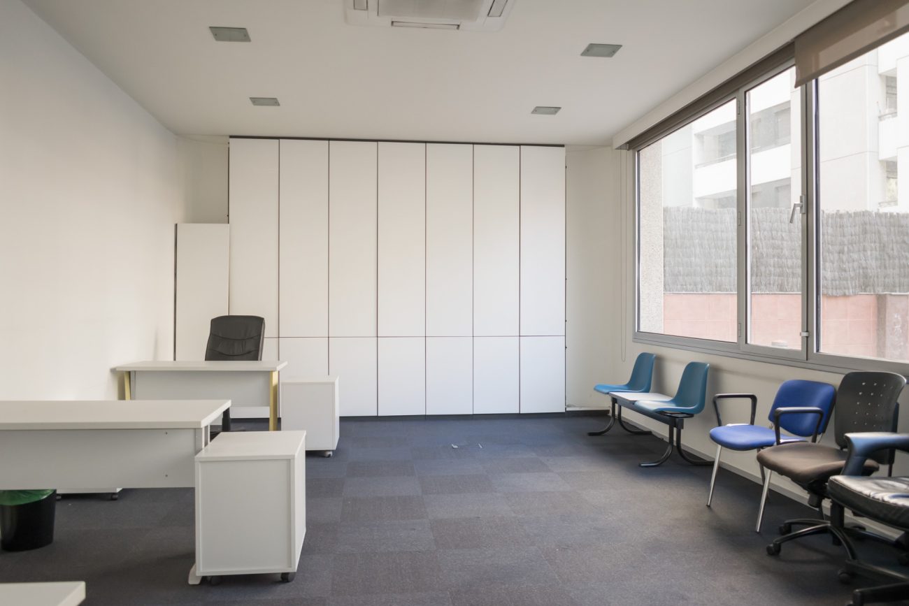 Funcional office on one of the main streets of Barcelona