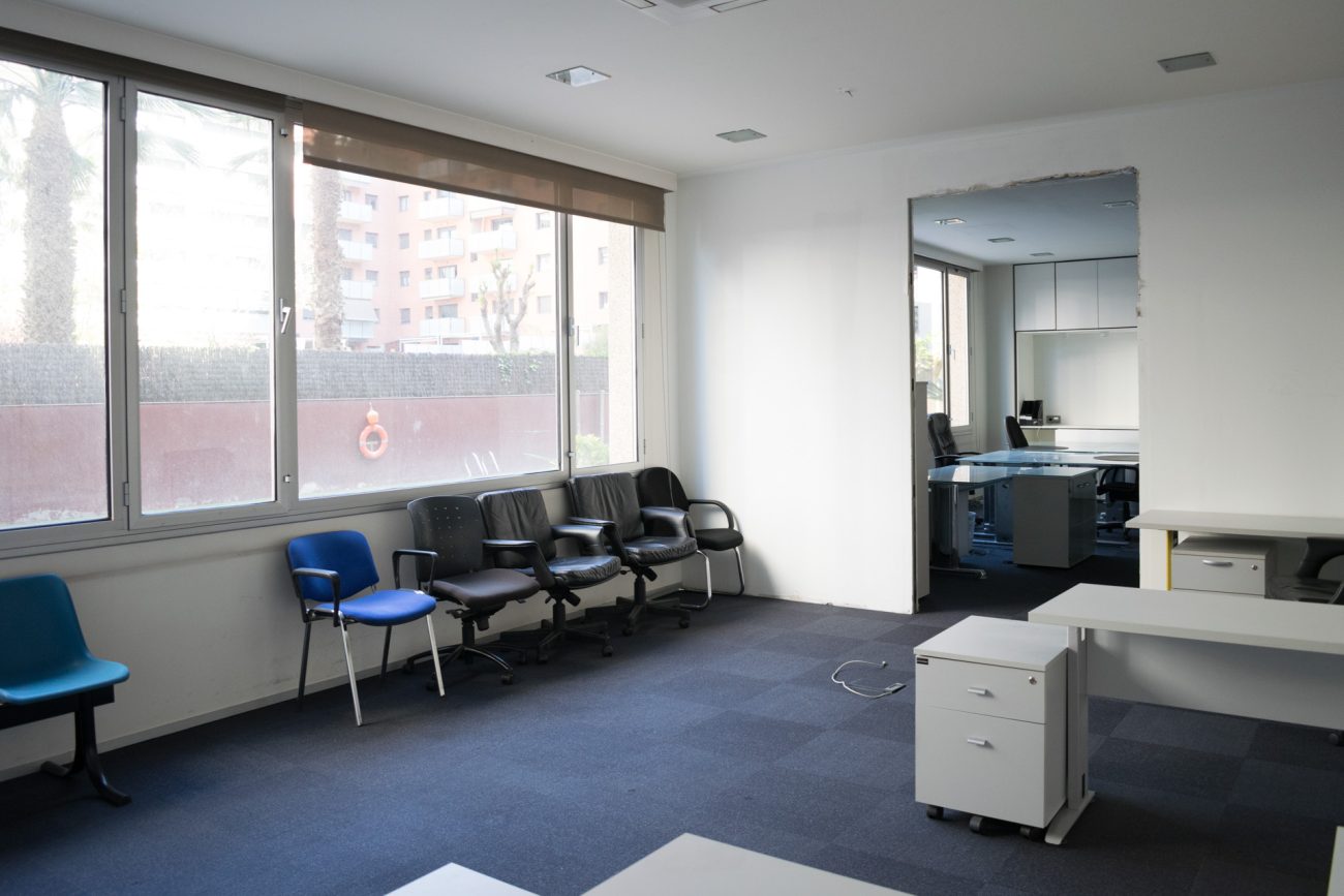 Funcional office on one of the main streets of Barcelona