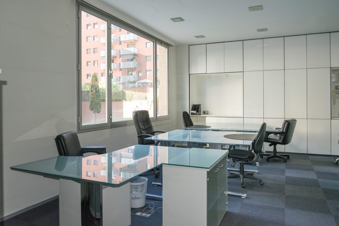 Funcional office on one of the main streets of Barcelona