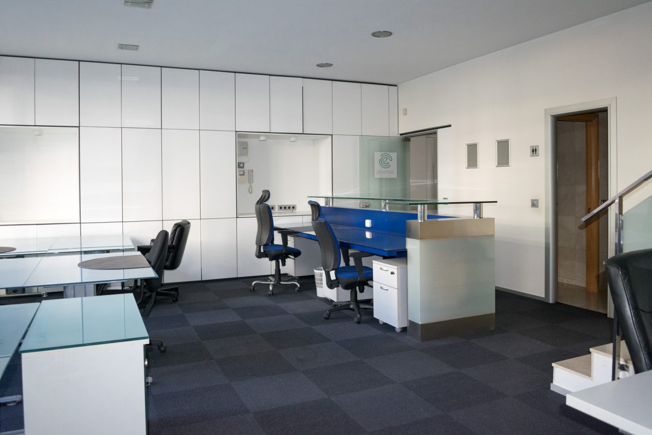 Funcional office on one of the main streets of Barcelona