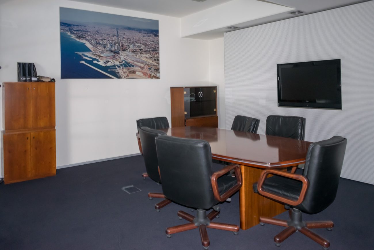 Funcional office on one of the main streets of Barcelona