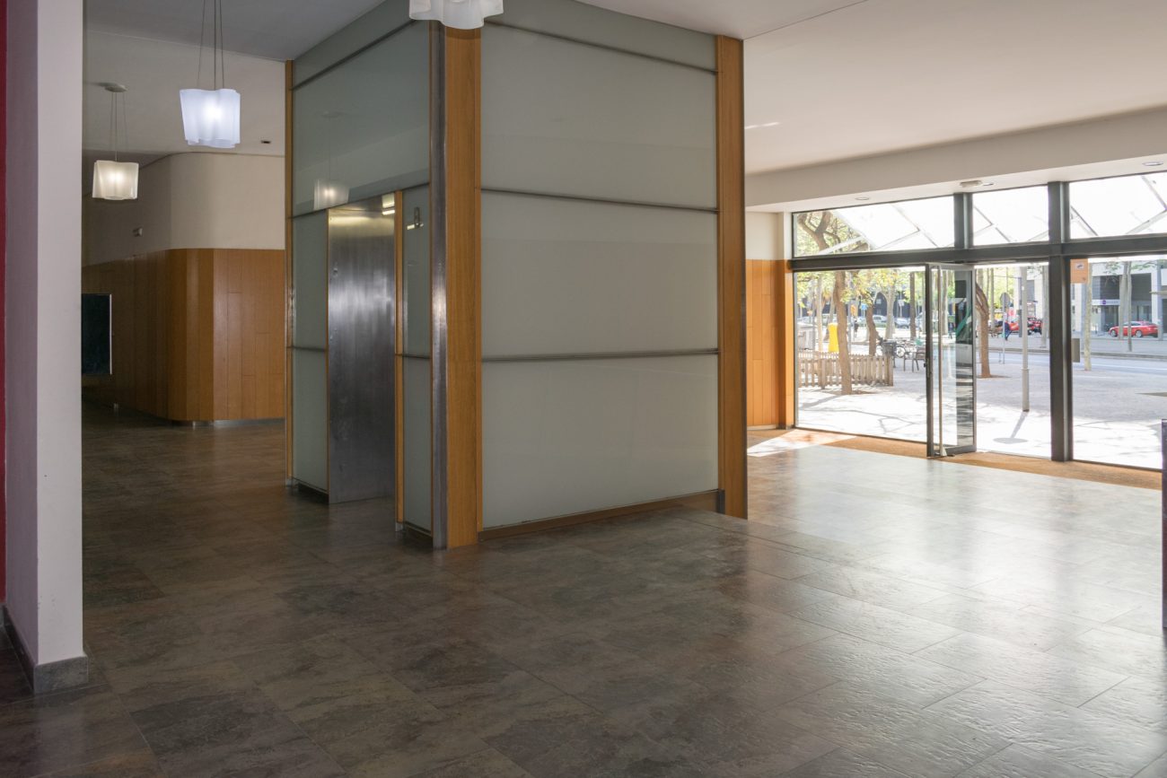 Funcional office on one of the main streets of Barcelona