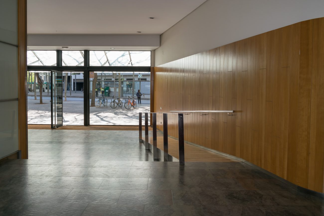 Funcional office on one of the main streets of Barcelona
