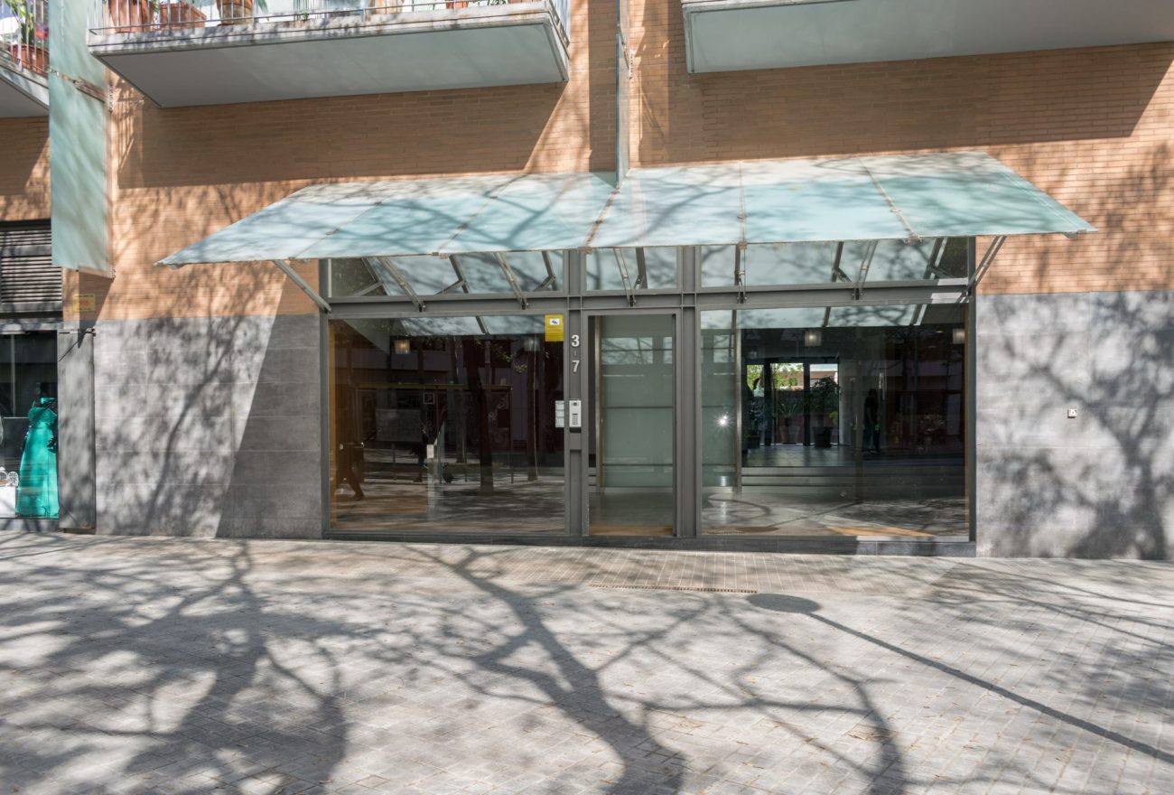 Funcional office on one of the main streets of Barcelona
