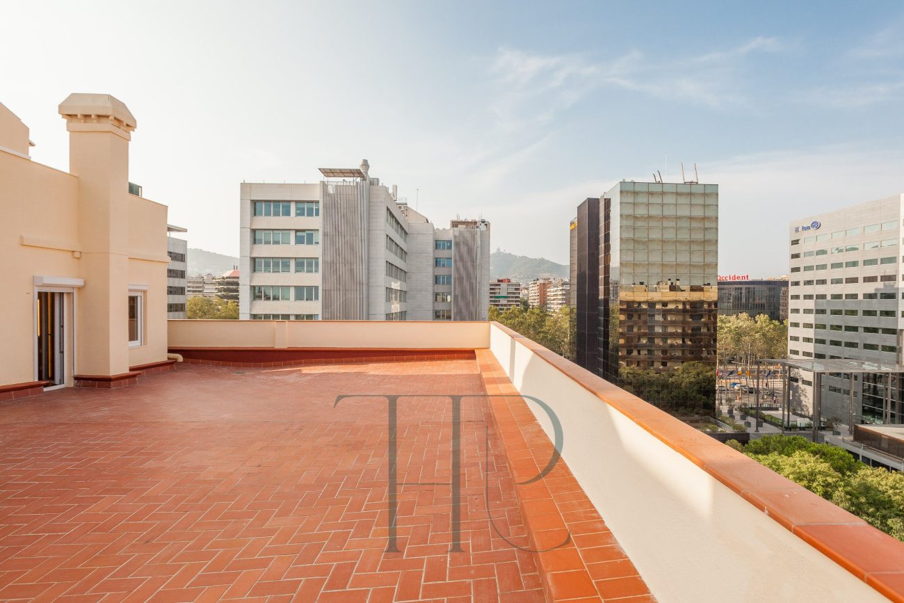Spectacular penthouse with two large terraces and high-quality finishes