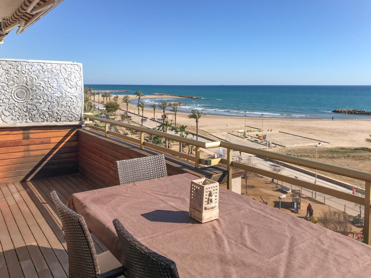 Exclusive duplex penthouse on the sea shore