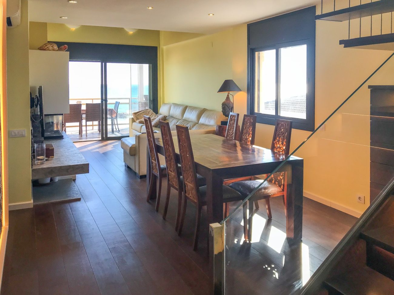 Exclusive duplex penthouse on the sea shore