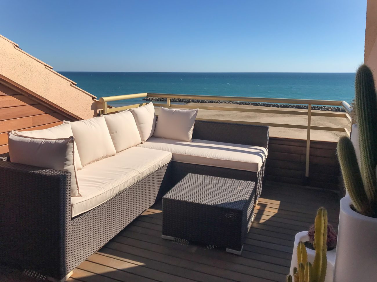 Exclusive duplex penthouse on the sea shore