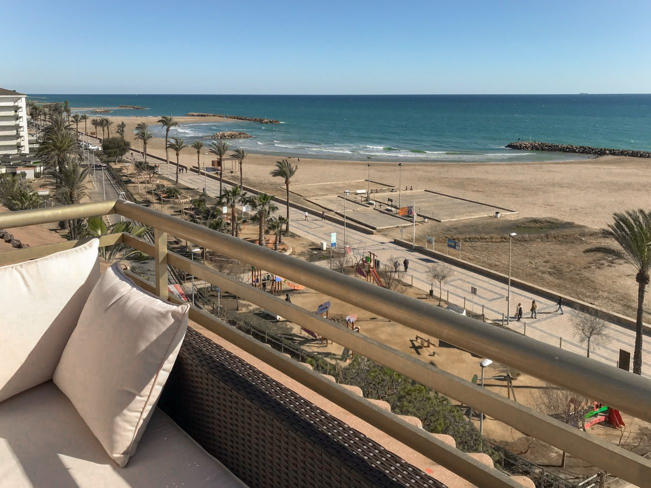 Exclusive duplex penthouse on the sea shore