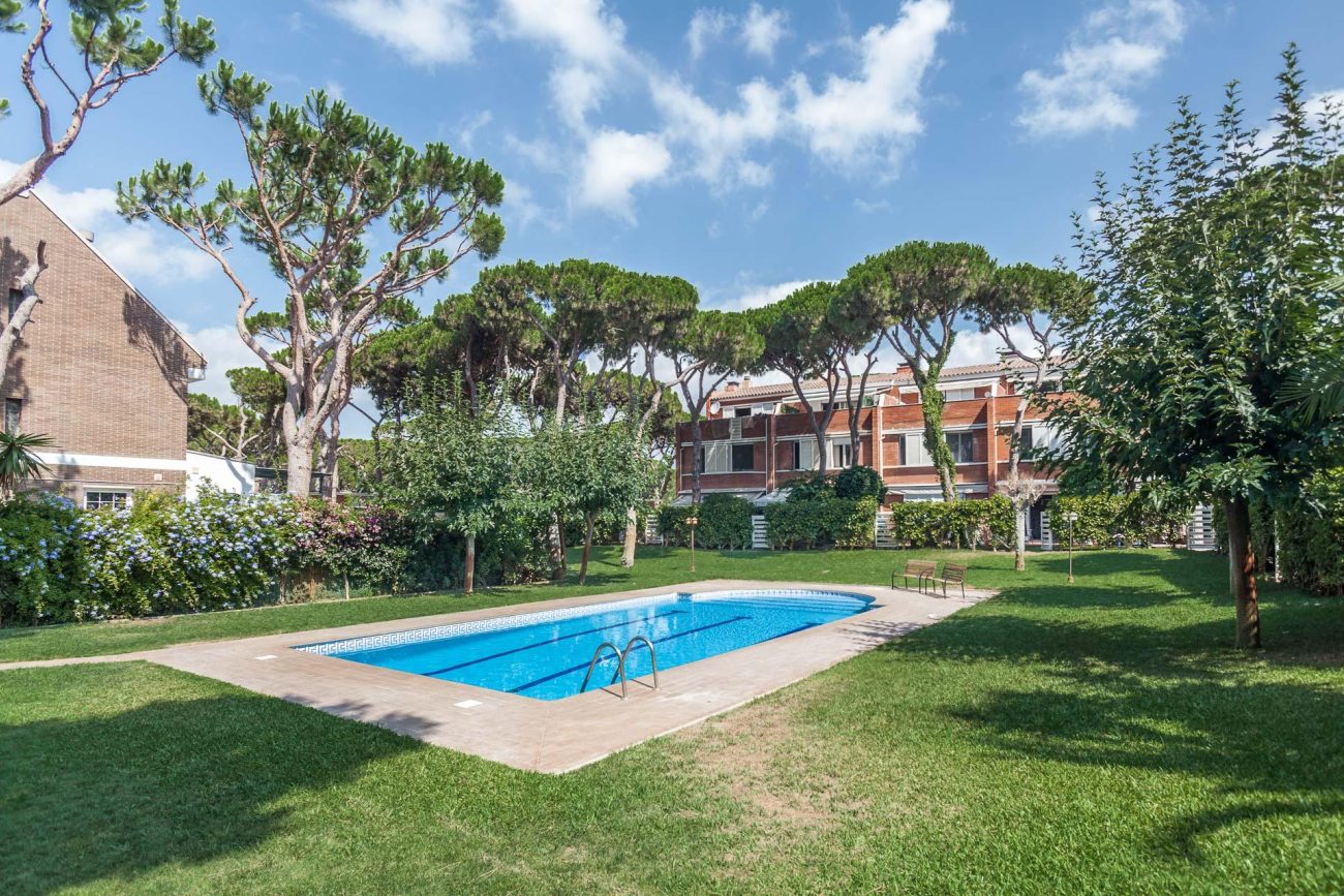 Semi-furnished corner house 100 metres from the beach in Gavà