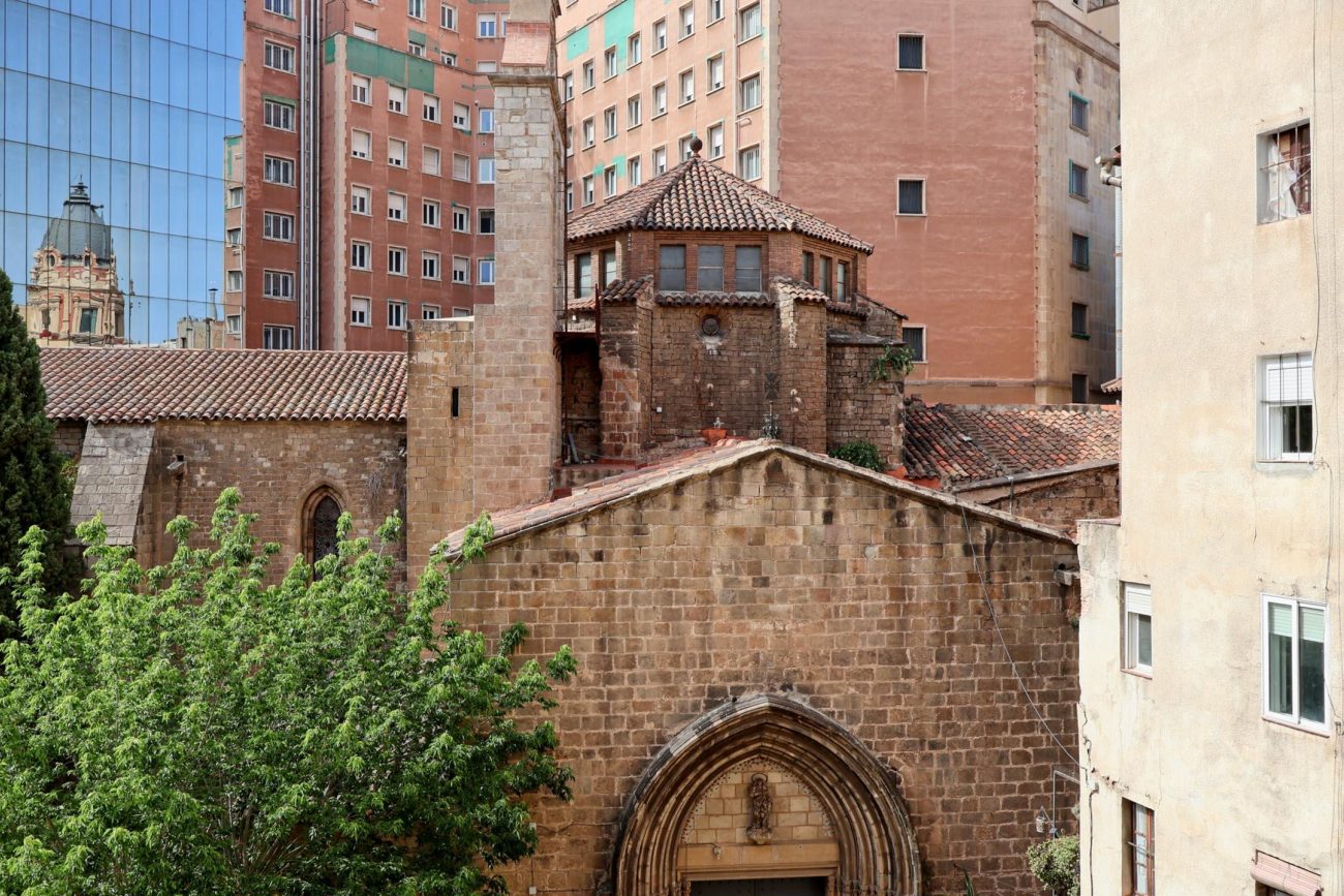 Apartment for sale in the Gothic Quarter, Barcelona — historic building with church views