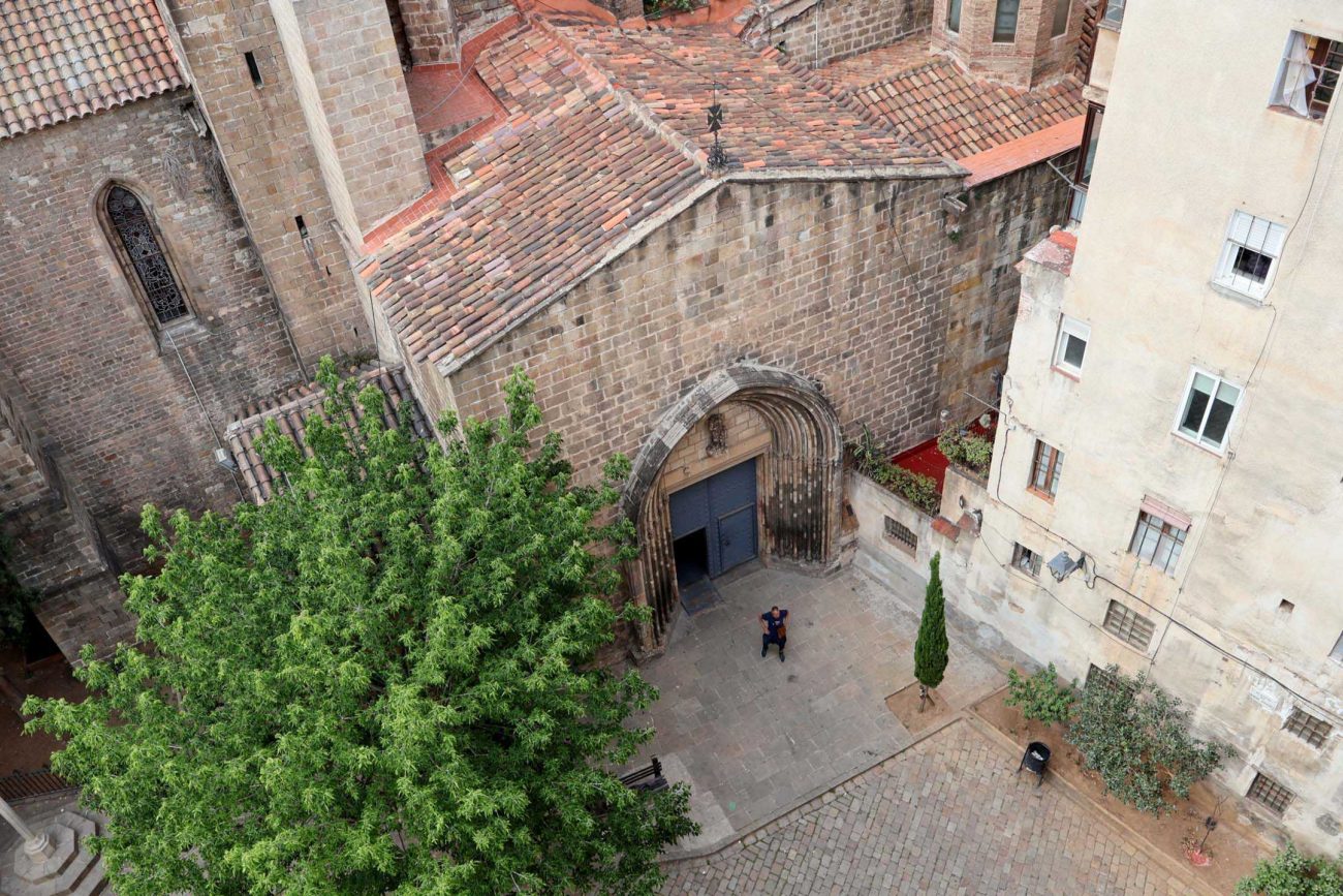Apartment for sale in the Gothic Quarter, Barcelona — historic building with church views