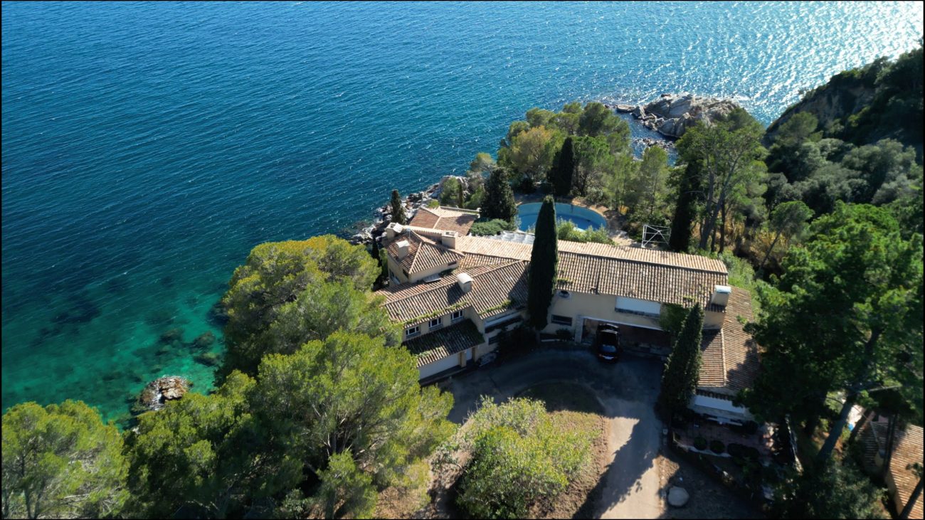 Exceptional plot with private beach