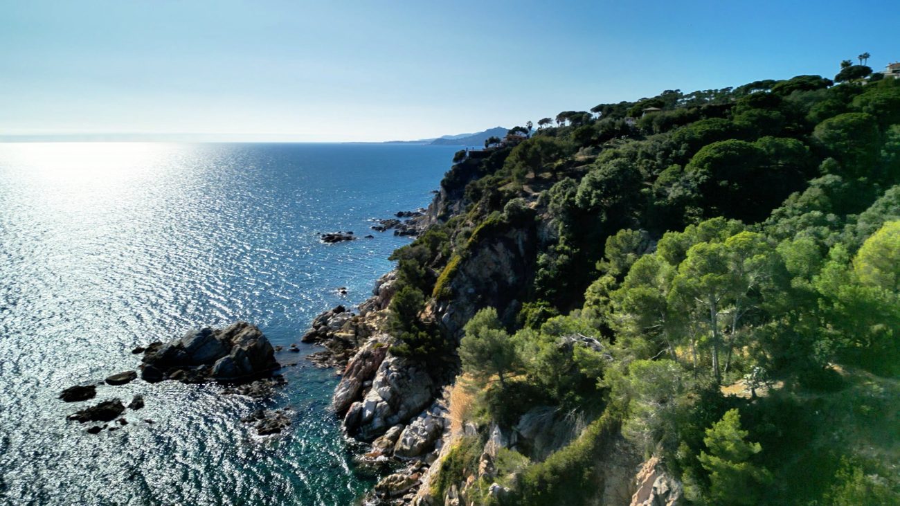 Exceptional plot with private beach