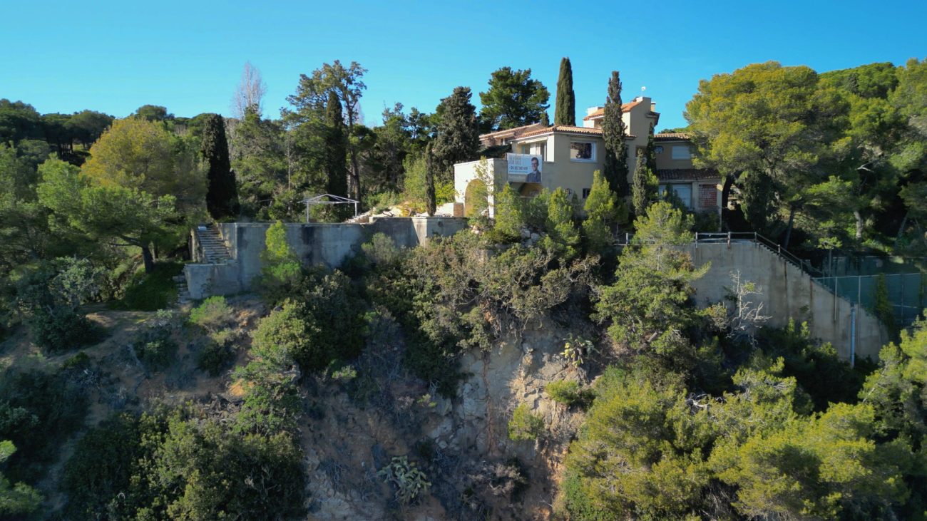 Exceptional plot with private beach