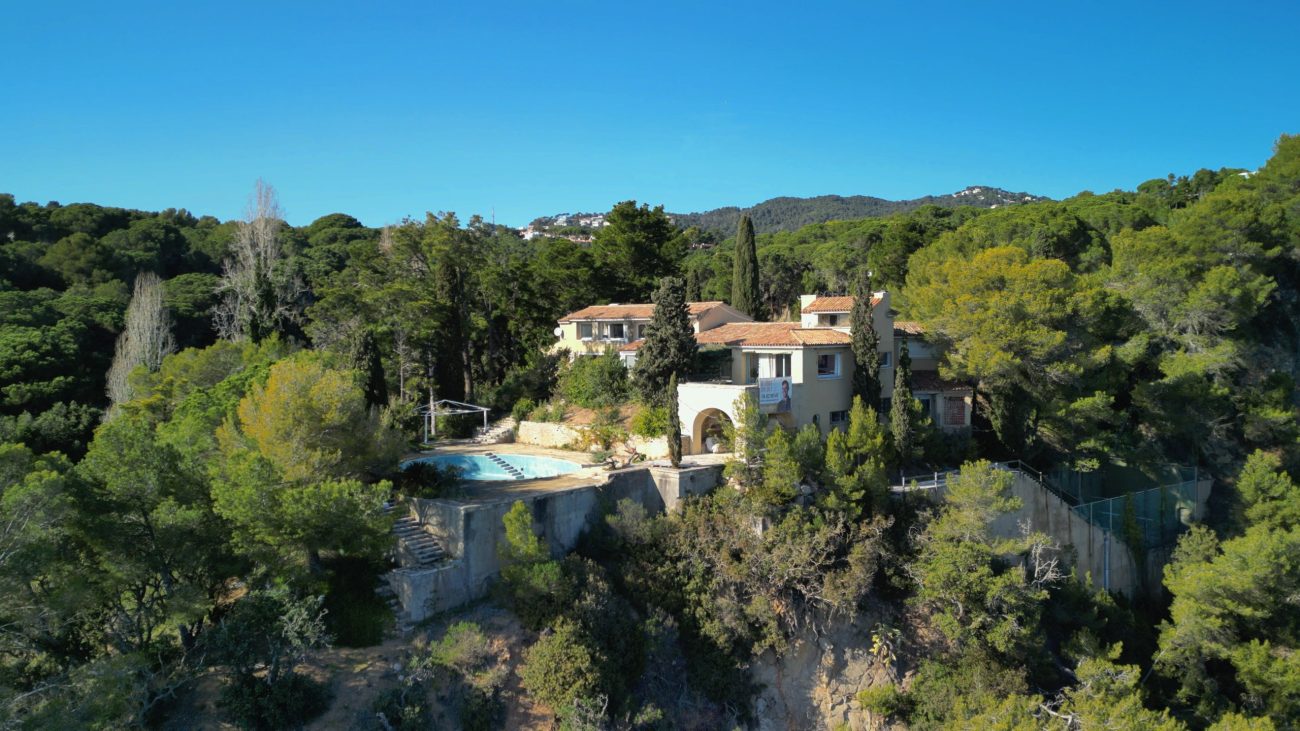 Exceptional plot with private beach