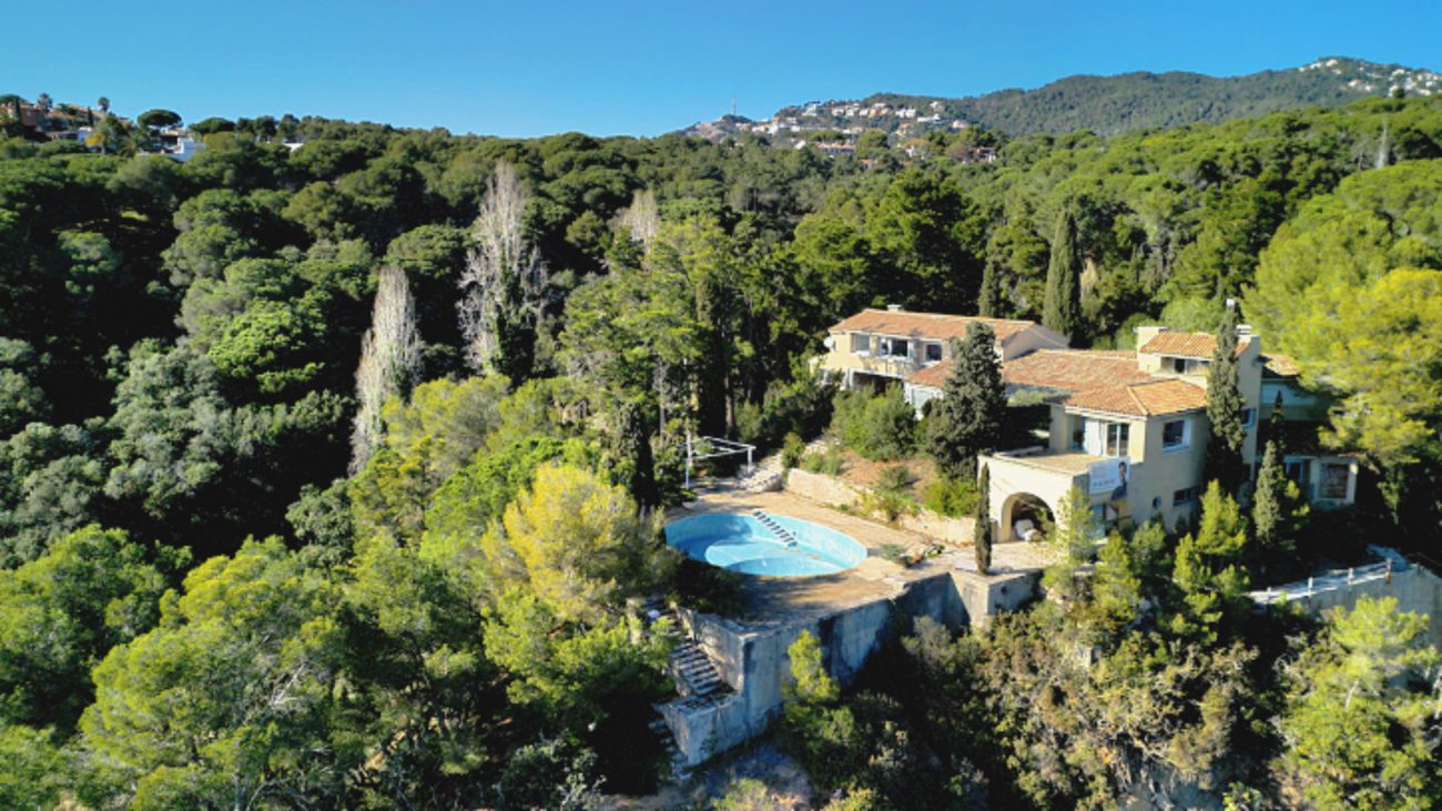Exceptional plot with private beach