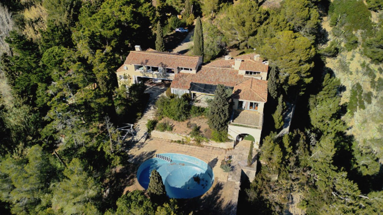 Exceptional plot with private beach