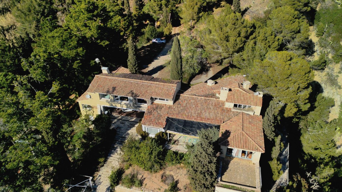 Exceptional plot with private beach