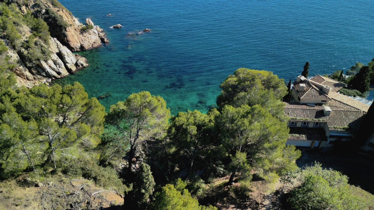Exceptional plot with private beach