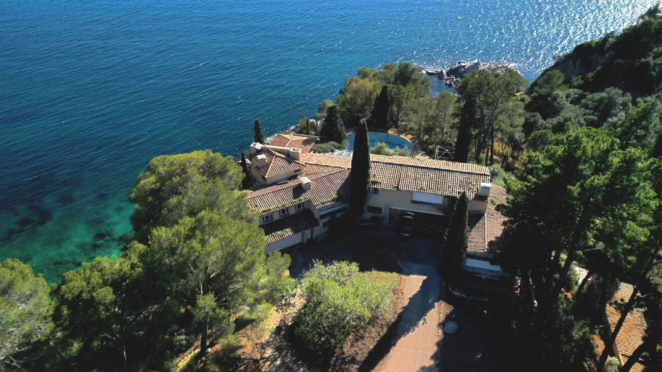 Exceptional plot with private beach