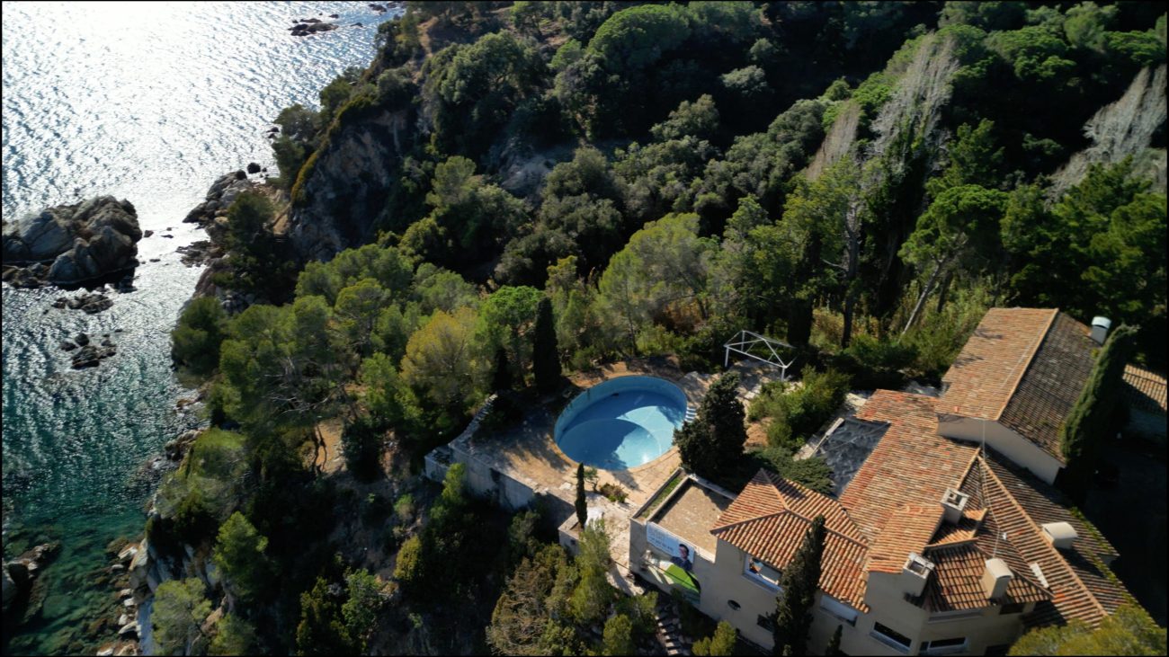 Exceptional plot with private beach