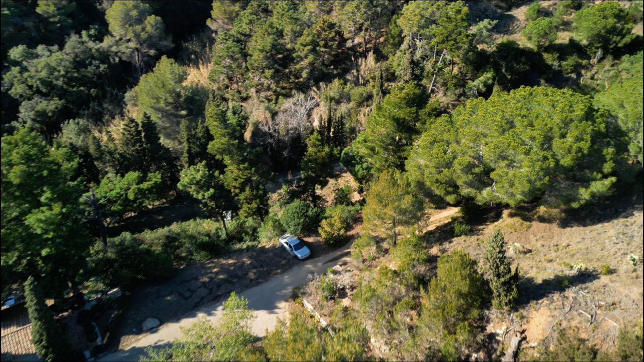 Exceptional plot with private beach