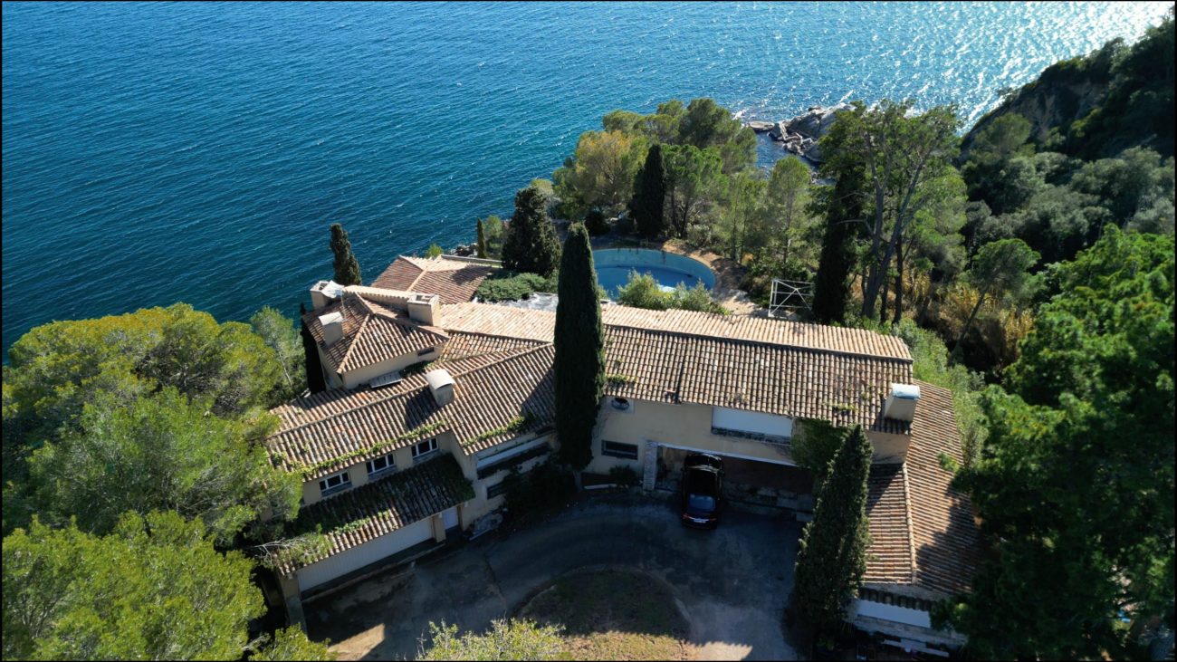 Exceptional plot with private beach