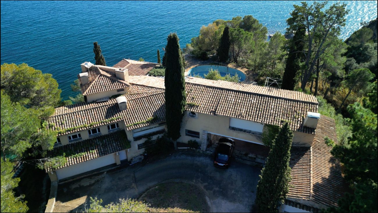 Exceptional plot with private beach