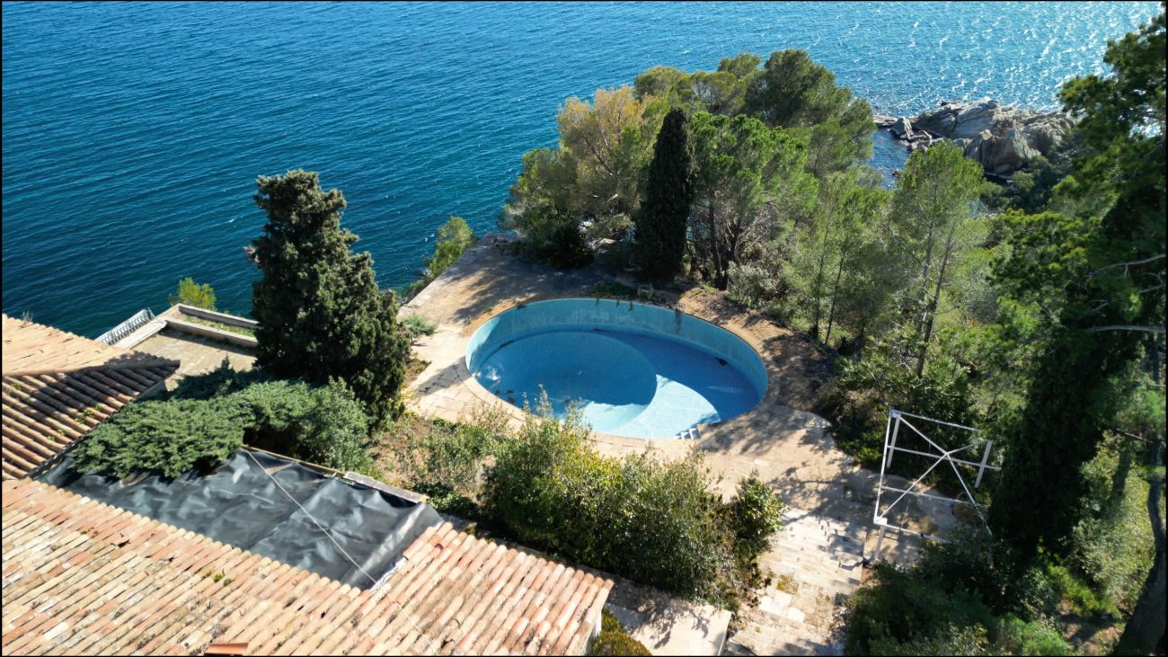 Exceptional plot with private beach